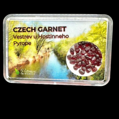 Český granát (pyrop) v krabičce – Vestřev u Hostinného, ČR