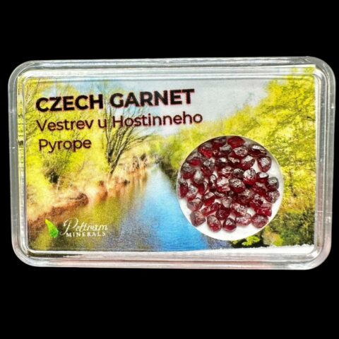 Český granát (pyrop) v krabičce – Vestřev u Hostinného, ČR