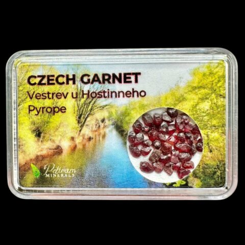 Český granát (pyrop) v krabičce – Vestřev u Hostinného, ČR