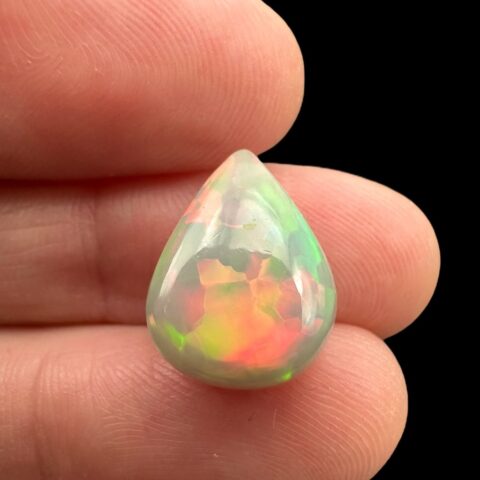 Drahý opál – Kabošon 4,2ct – Welo, Etiopie