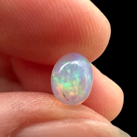 Drahý opál – Kabošon 0,9ct – Welo, Etiopie