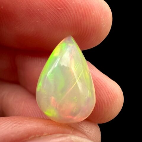 Drahý opál – Kabošon 3,8ct – Welo, Etiopie