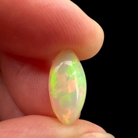 Drahý opál – Kabošon 1,9ct – Welo, Etiopie