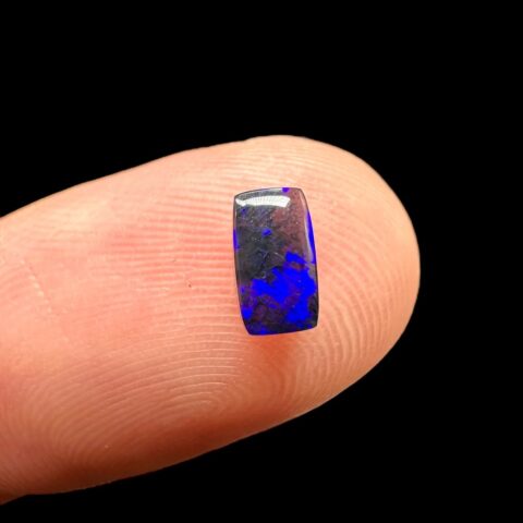 Australský černý opál 0,5ct – Kabošon – Lightning Ridge, Austrálie
