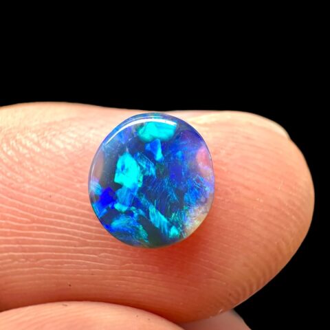 Australský opál 0,4ct – Kabošon – Lightning Ridge, Austrálie