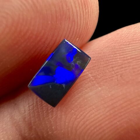 Australský černý opál 0,5ct – Kabošon – Lightning Ridge, Austrálie