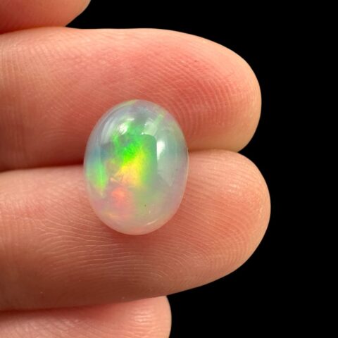 Drahý opál – Kabošon 1,3ct – Welo, Etiopie