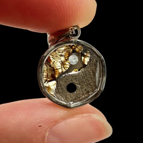 Přívěsek Jin a Jang z meteoritů Aletai a Sericho