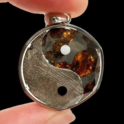 Přívěsek Jin a Jang z meteoritů Aletai a Sericho