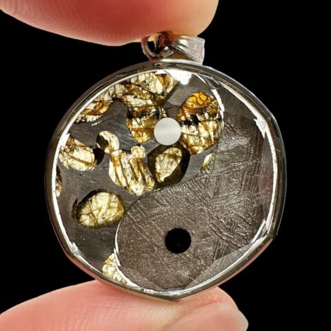 Přívěsek Jin a Jang z meteoritů Aletai a Sericho