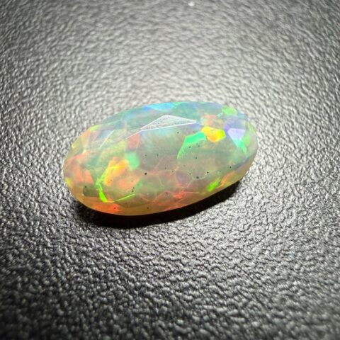 Broušený drahý opál 1,5ct – Welo, Etiopie