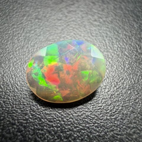 Broušený drahý opál 1,5ct – Welo, Etiopie