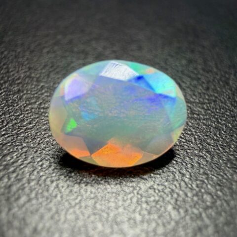Broušený drahý opál 0,9ct – Welo, Etiopie
