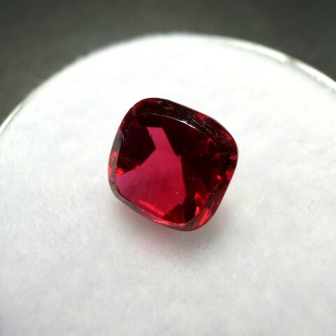 Broušený granát 1,4ct – Almandin – Indie