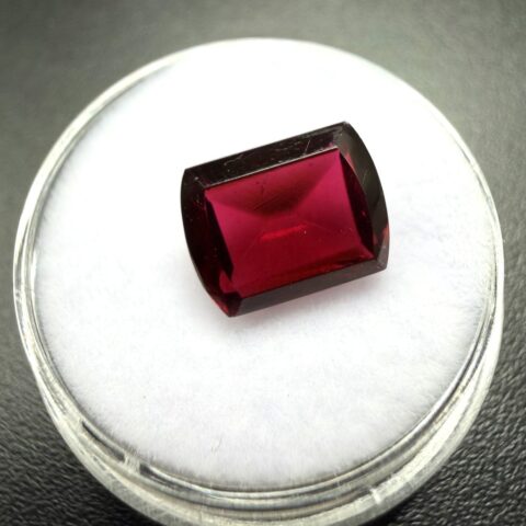 Broušený granát 3,2ct – Almandin – Indie
