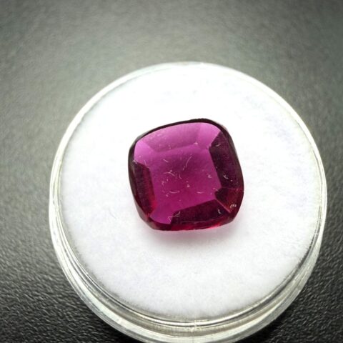 Broušený granát 3,7ct – Almandin – Indie