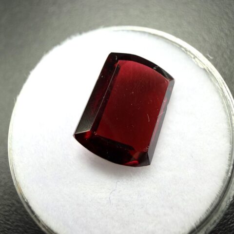 Broušený granát 3,7ct – Almandin – Indie