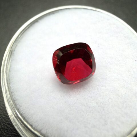 Broušený granát 1,52ct – Almandin – Indie