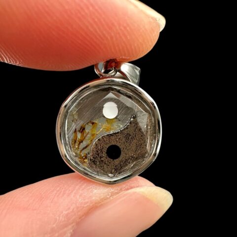 Přívěsek Jin a Jang z meteoritů Aletai a Sericho