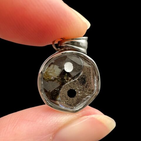 Přívěsek Jin a Jang z meteoritů Aletai a Sericho