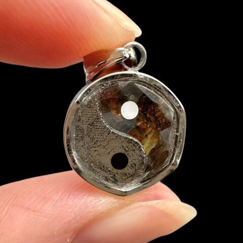 Přívěsek Jin a Jang z meteoritů Aletai a Sericho
