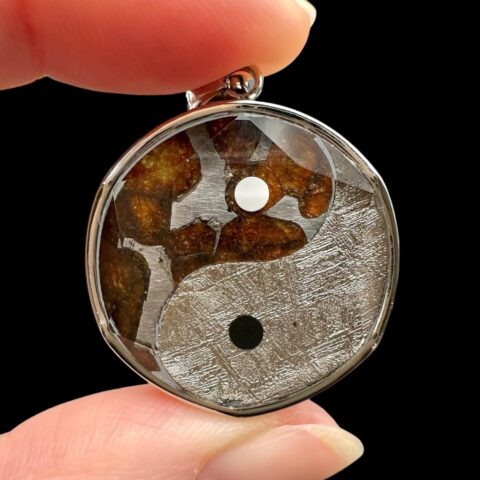 Přívěsek Jin a Jang z meteoritů Aletai a Sericho