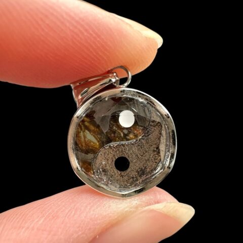 Přívěsek Jin a Jang z meteoritů Aletai a Sericho