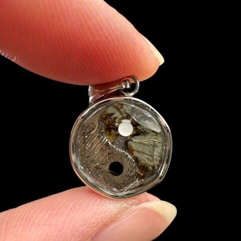 Přívěsek Jin a Jang z meteoritů Aletai a Sericho