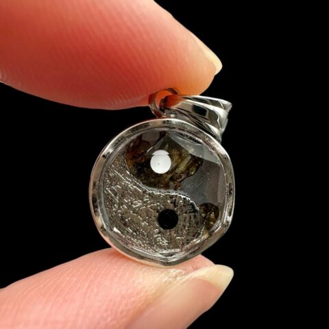 Přívěsek Jin a Jang z meteoritů Aletai a Sericho