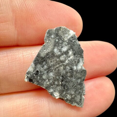 Lunární meteorit NWA 15629 – 1,3g – Severozápadní Afrika