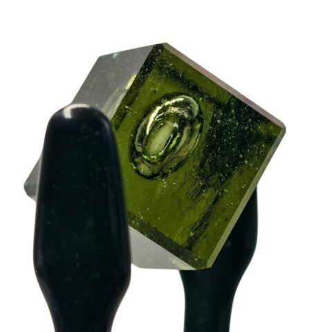 Unikátní broušená vltavínová kostička s bublinou 17,5ct