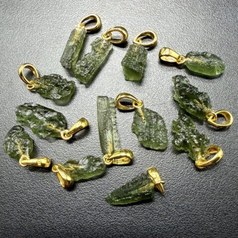Pozlacený vltavínový přívěsek 1,2-2cm – náhodný kus