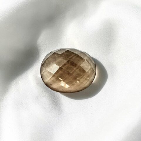 Broušená záhněda s rovnou zadní plochou z Brazílie 6,45ct
