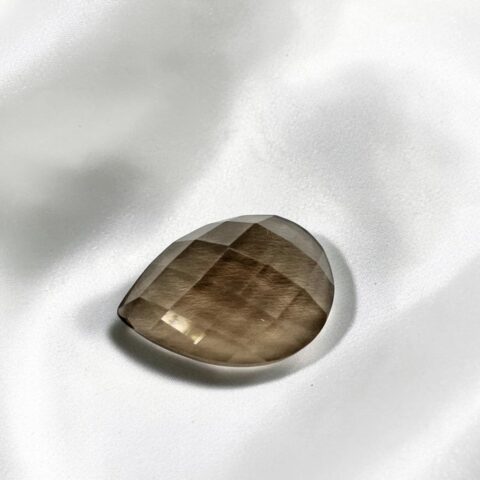 Broušená záhněda s rovnou zadní plochou z Brazílie 4,7ct