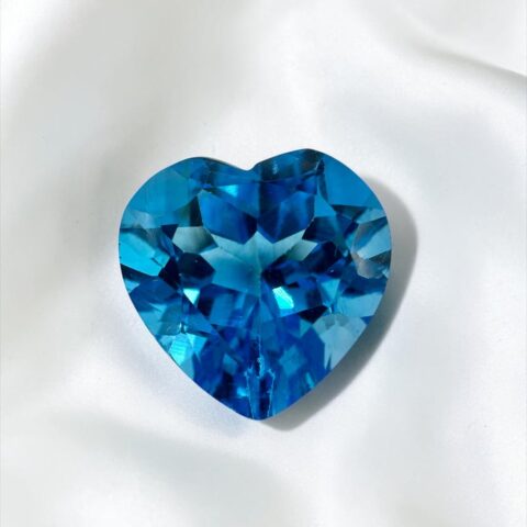 Broušené srdíčko Swiss Blue Topaz ze Srí Lanky – náhodný kus