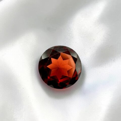 Broušený granát 0,9ct – Malawi