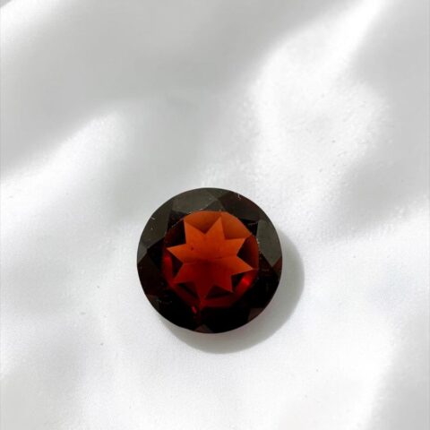 Broušený granát 0,9ct – Malawi