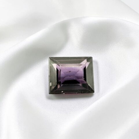 Broušený safír z Madagaskaru 0,75ct